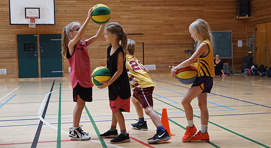 Børn spiller basket