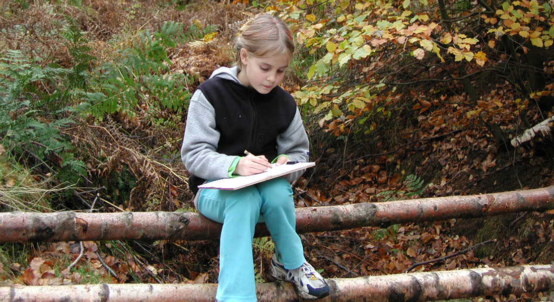 Pige i skov