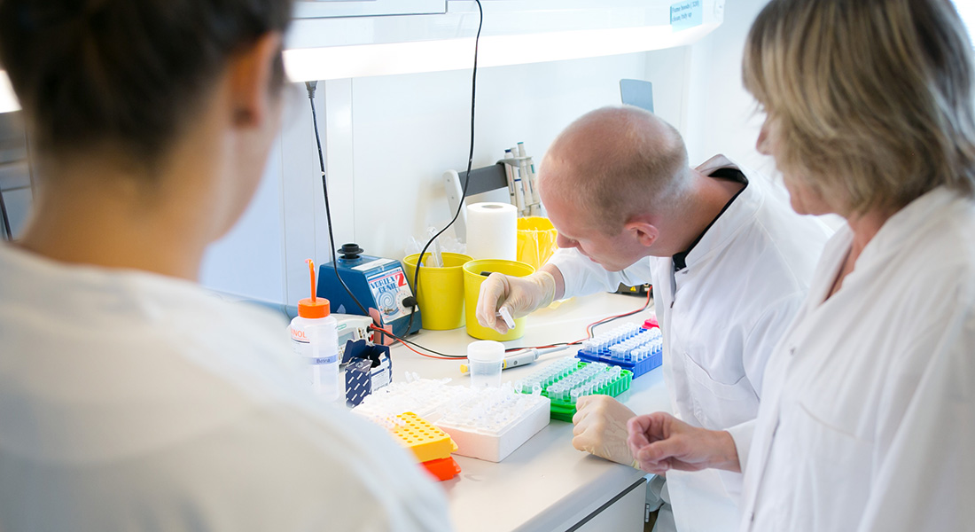 Foto: Lennart Søgård-Høyer Forsker i laboratorium